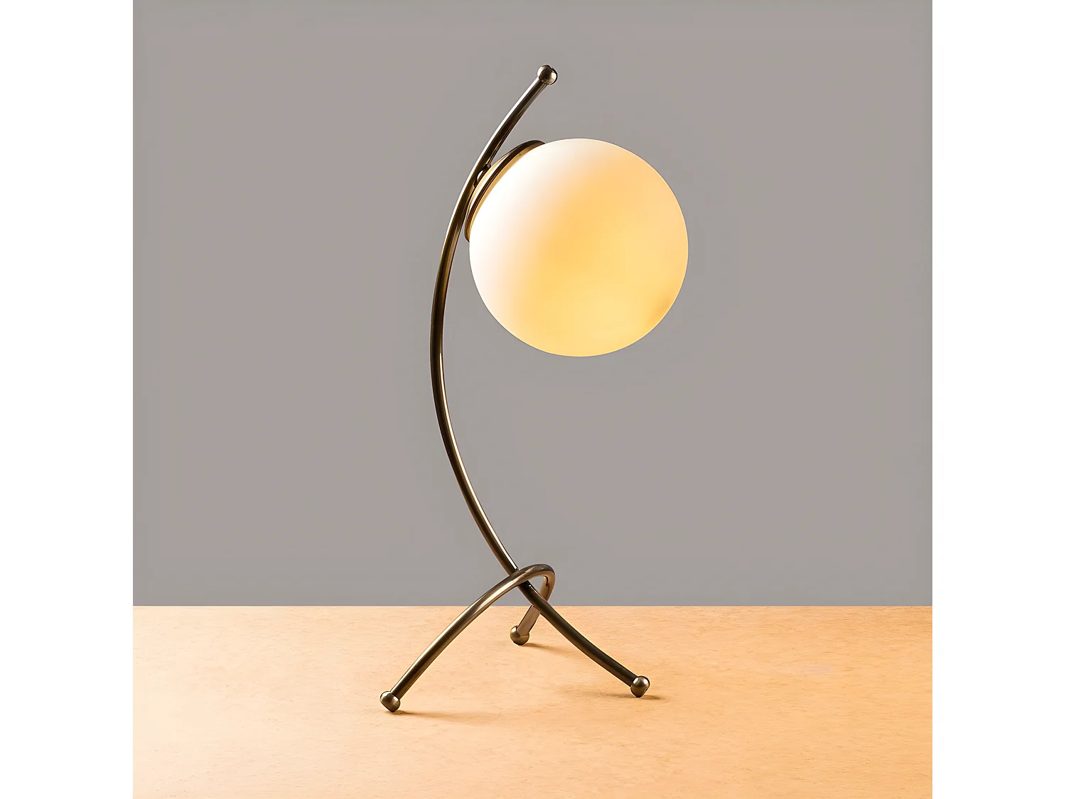 Lampe à poser Kelen avec structure moderne en métal et sphère en verre 1xE27 - Or