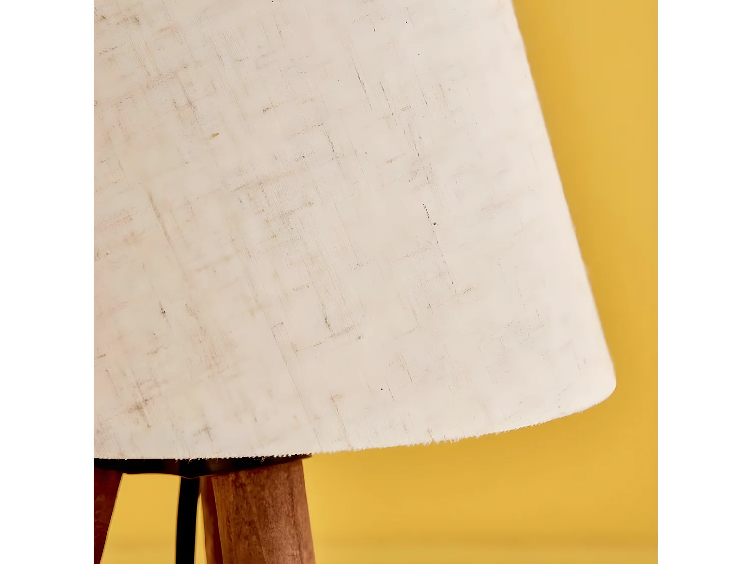 Lampada da tavolo treppiede Yago con gambe in legno e paralume in tessuto 1xE27 - Beige