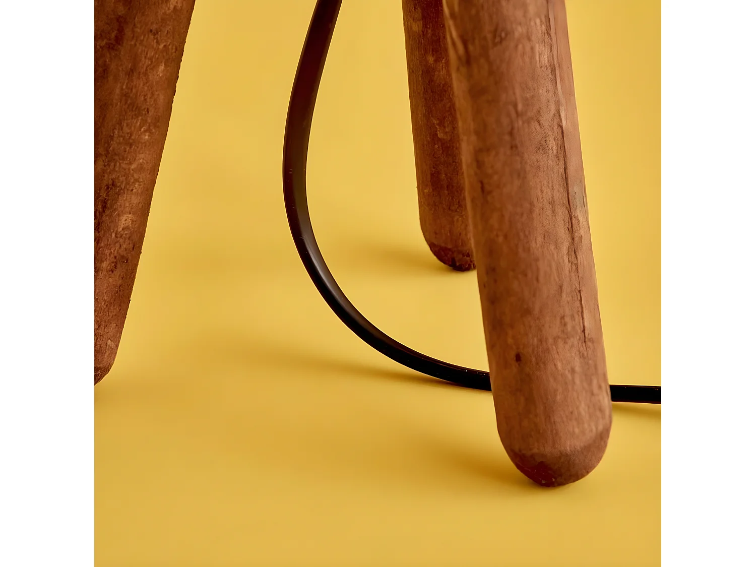 Lampada da tavolo treppiede Yago con gambe in legno e paralume in tessuto 1xE27 - Beige