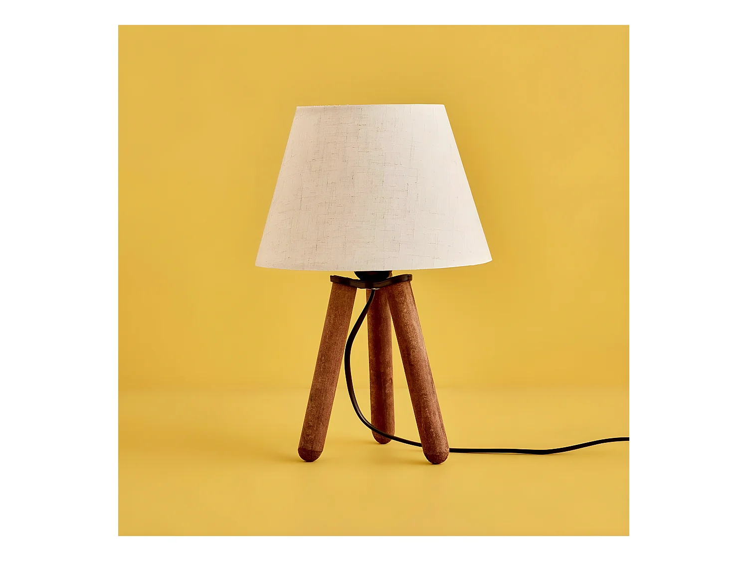 Driepoot-tafellamp Yago met houten poten en stoffen kap 1xE27 - beige