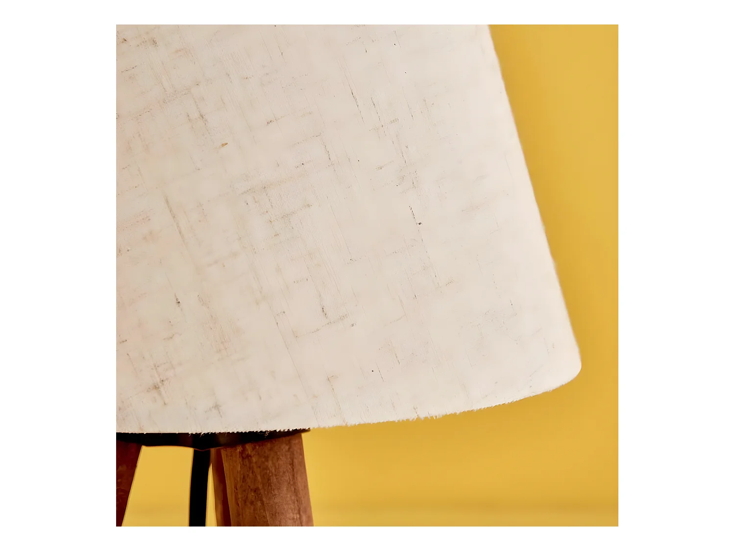 Lámpara de mesa trípode Yago con patas de madera y pantalla de tela 1xE27 - Beige