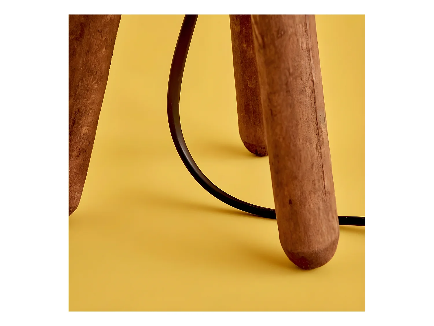 Lámpara de mesa trípode Yago con patas de madera y pantalla de tela 1xE27 - Beige
