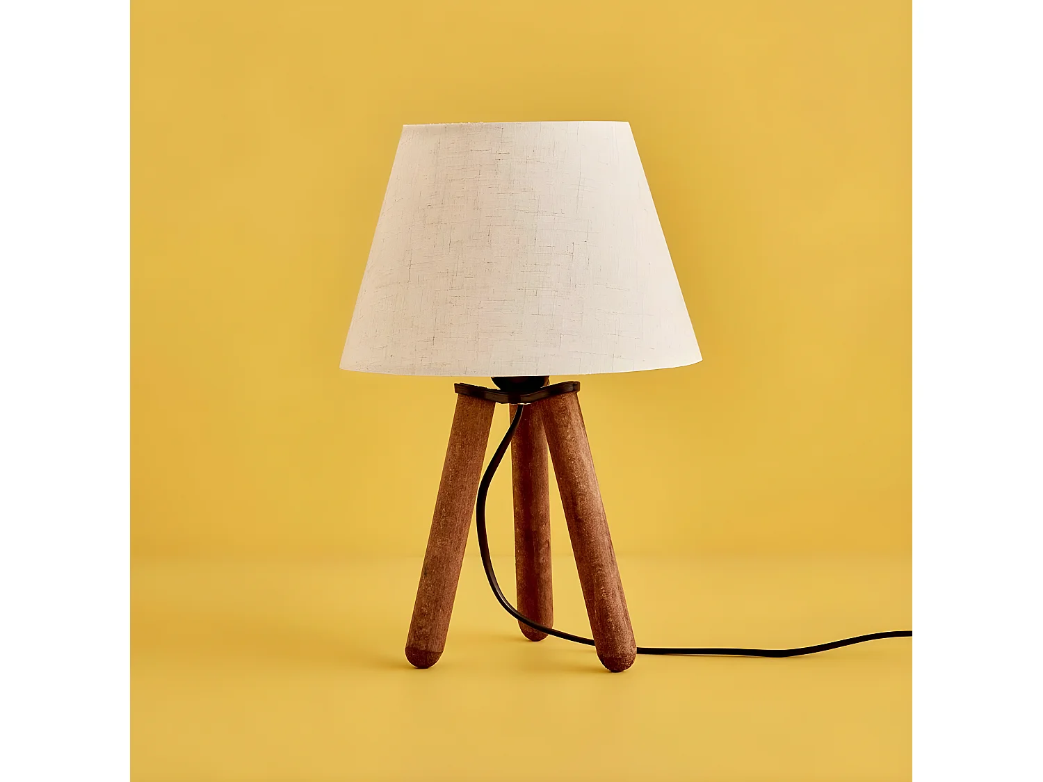Lampe à poser trépied Yago avec pieds en bois et abat-jour en tissu 1xE27 - Beige