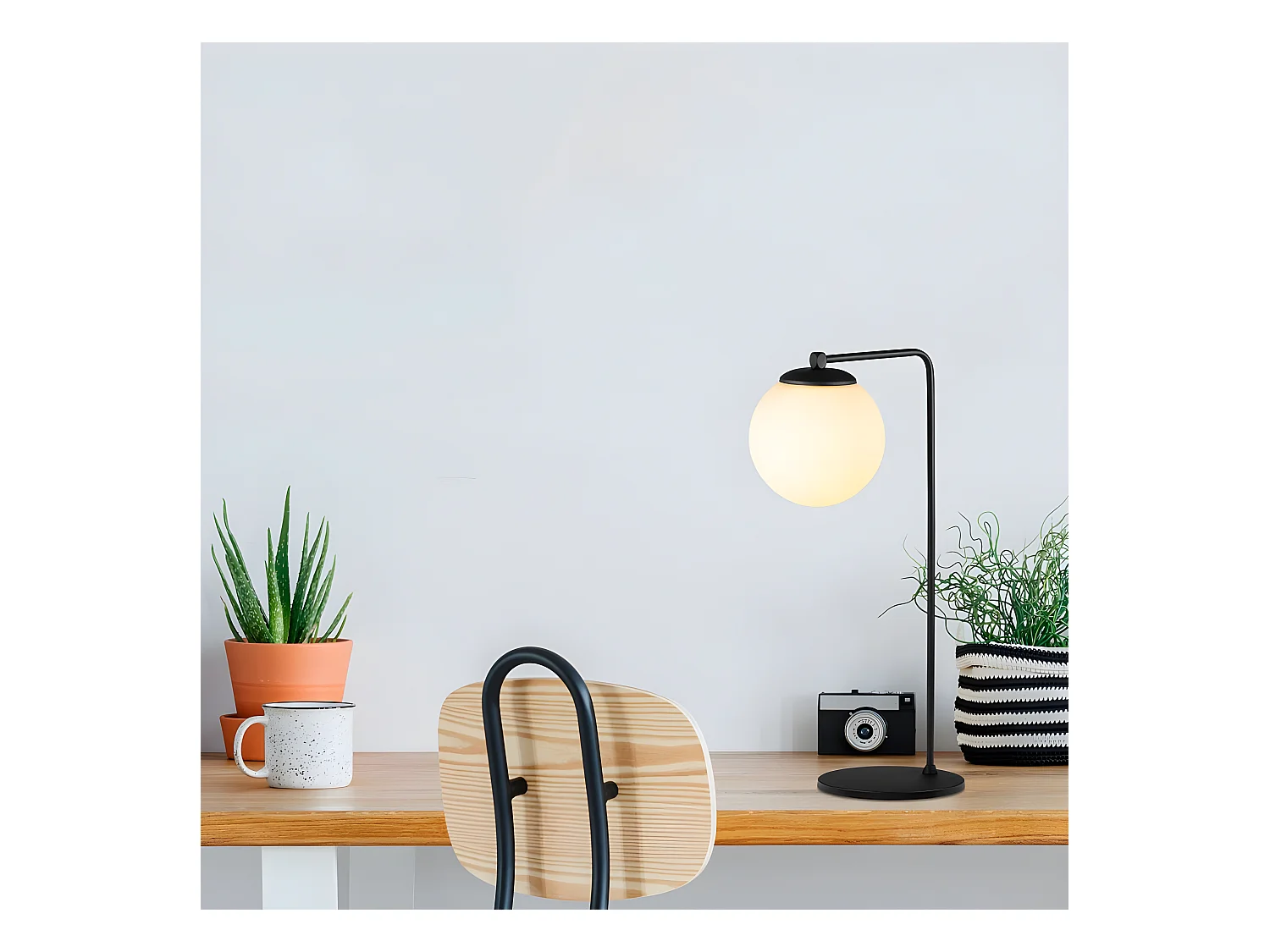 Lampe à poser Marga de style nordique avec sphère en verre 1xE27 - Noir