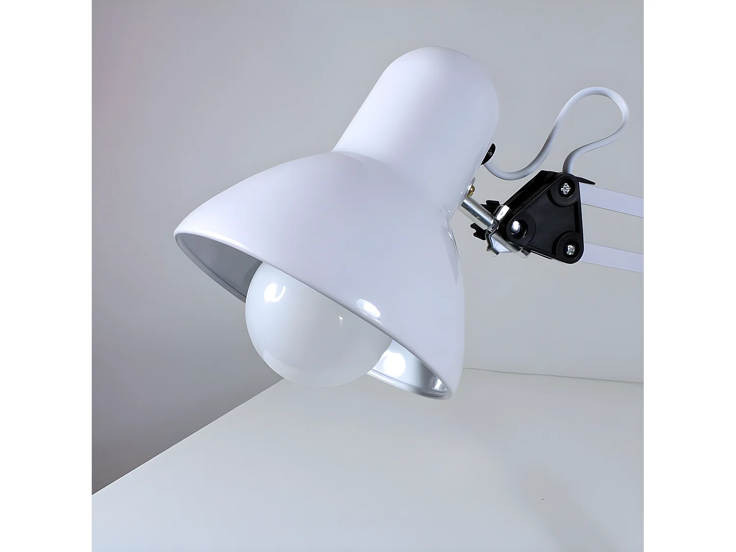Lampe de bureau articulée Avati avec structure en métal 1xE27 - Blanc
