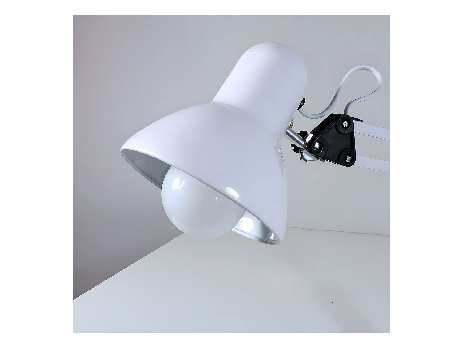 Flexo articulado Avati con estructura de metal 1xE27 - Blanco