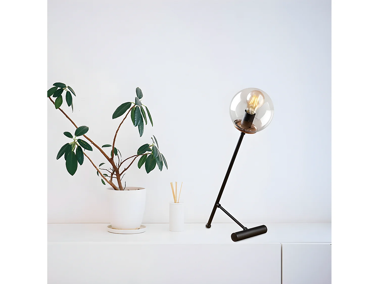 Tischleuchte Birdie im nordischen Stil mit transparenter Kugel 1xE27 – Schwarz und Kupfer