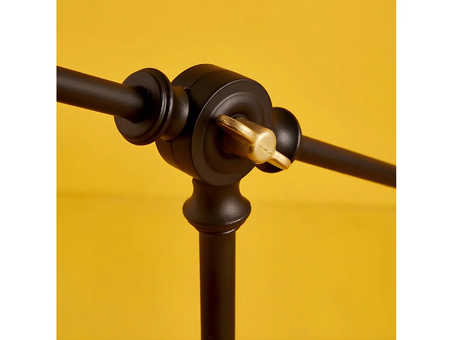 Lampe de bureau orientable en métal Refen avec pied en bois 1xE14 - Noir