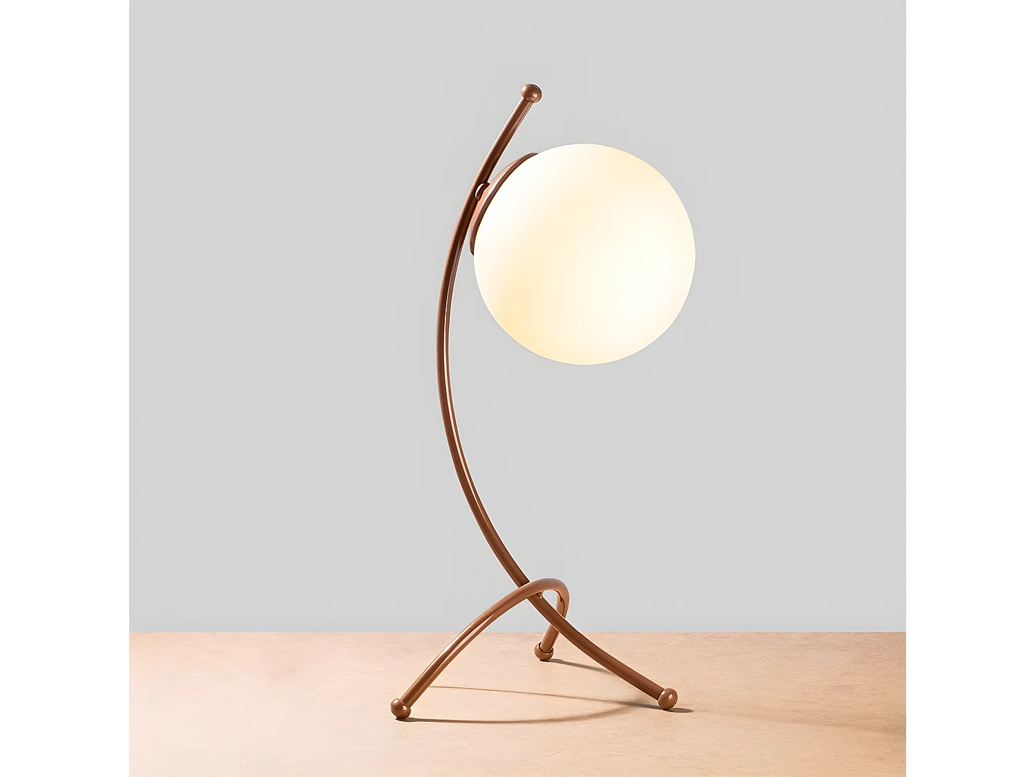 Lampe à poser Kelen avec structure moderne en métal et sphère en verre 1xE27 - Cuivre