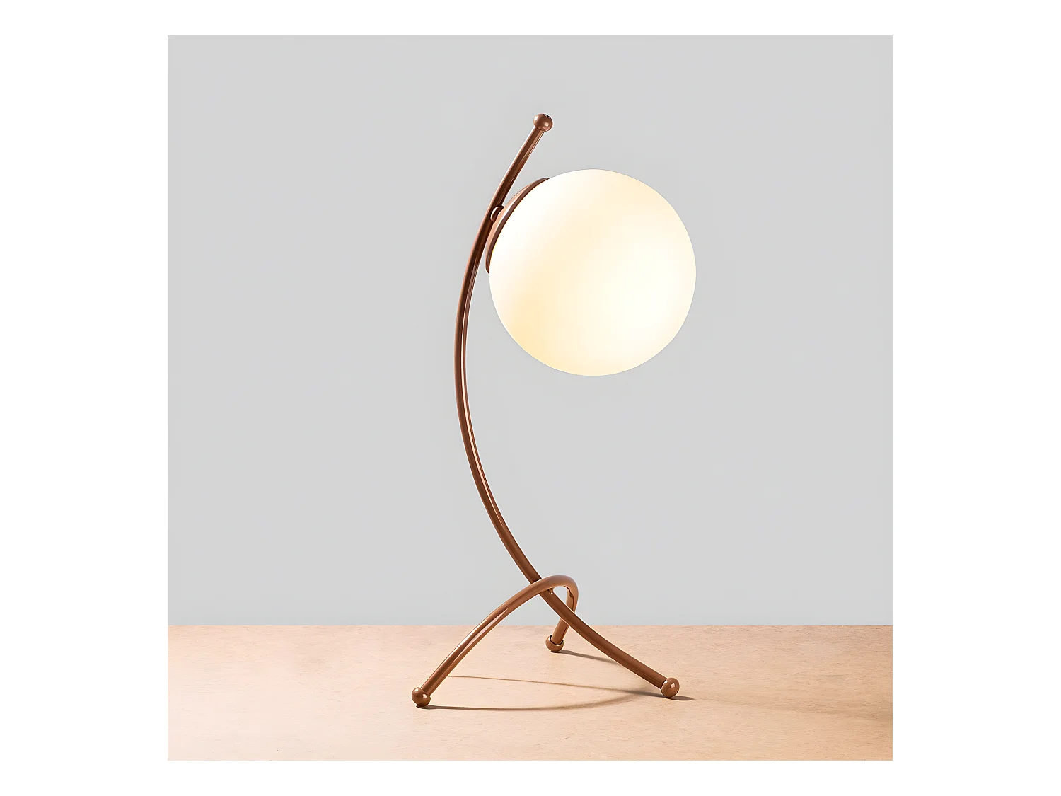 Lampe à poser Kelen avec structure moderne en métal et sphère en verre 1xE27 - Cuivre