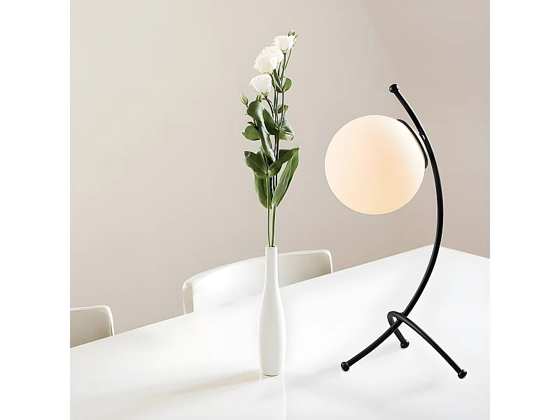 Tischleuchte Kelen mit moderner Metallstruktur und 1xE27-Glaskugel – Schwarz