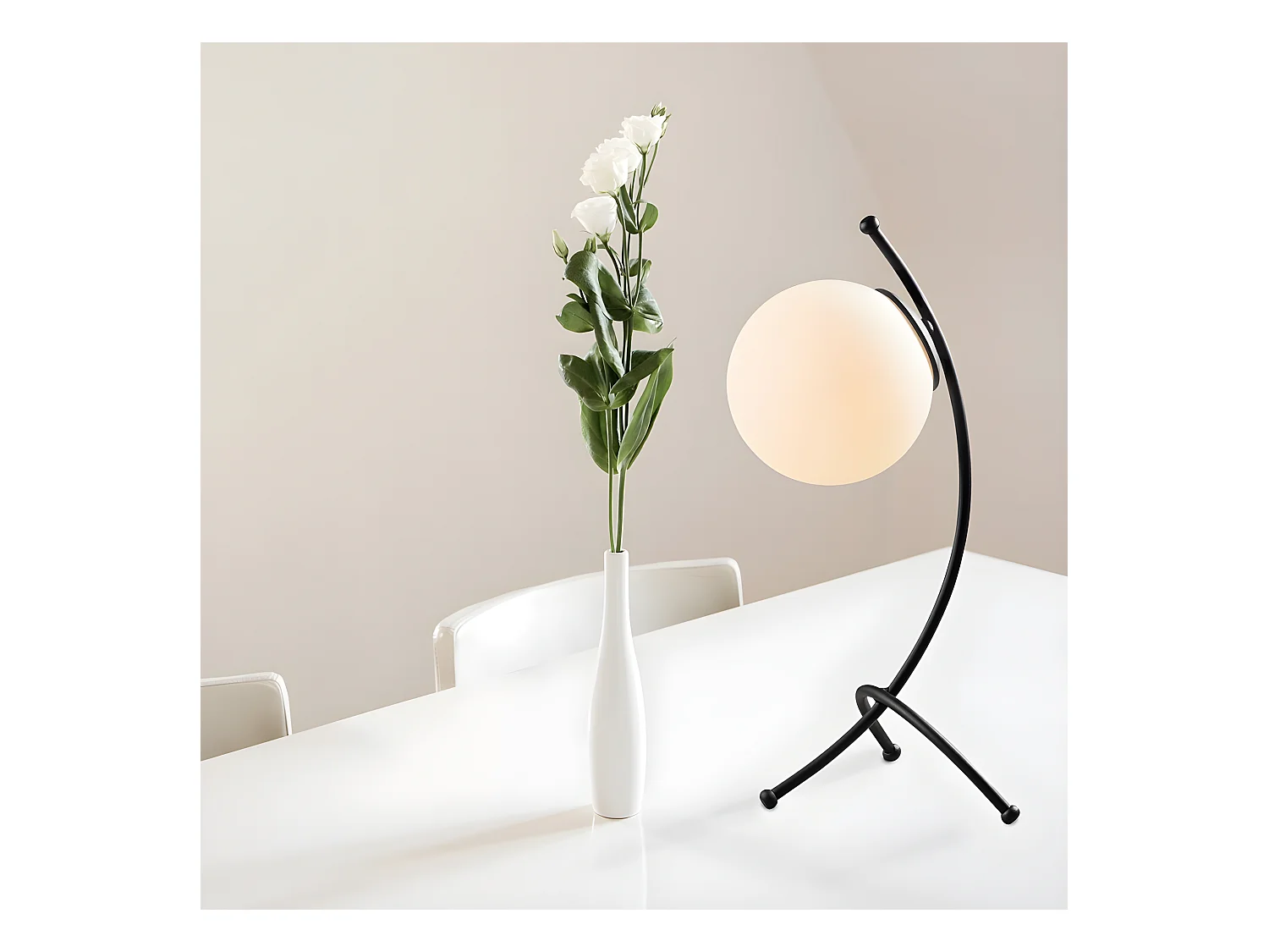 Lampe à poser Kelen avec structure moderne en métal et sphère en verre 1xE27 - Noir
