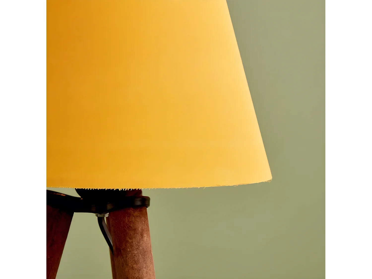 Lampe à poser trépied Yago avec pieds en bois et abat-jour en tissu 1xE27 - Jaune