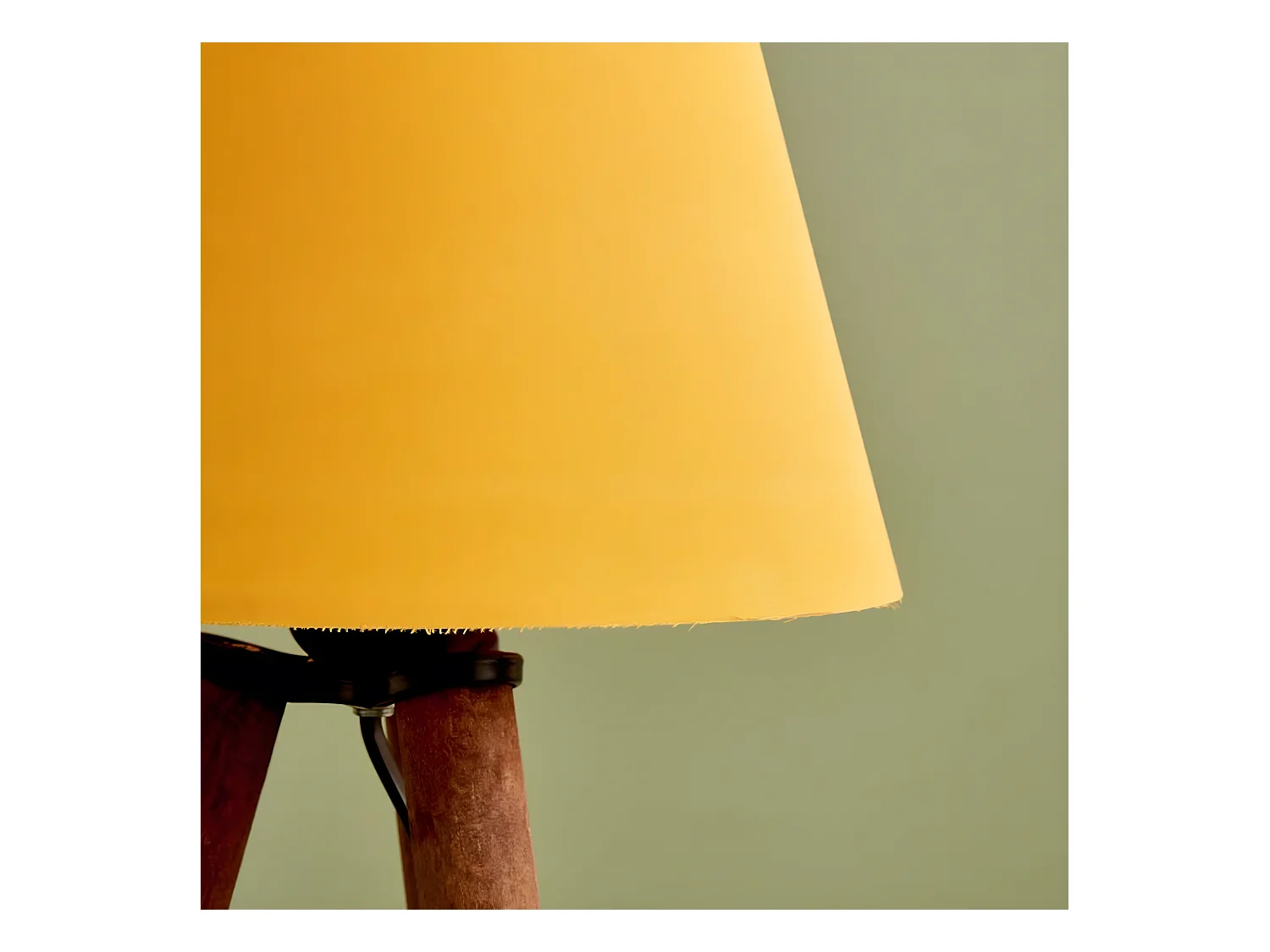 Lampe à poser trépied Yago avec pieds en bois et abat-jour en tissu 1xE27 - Jaune