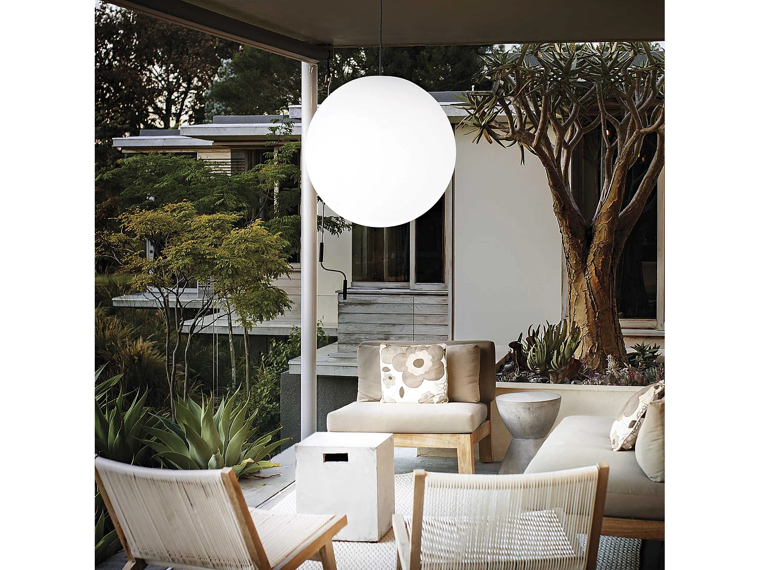 Bolvormige ophanging in opaal kunststof