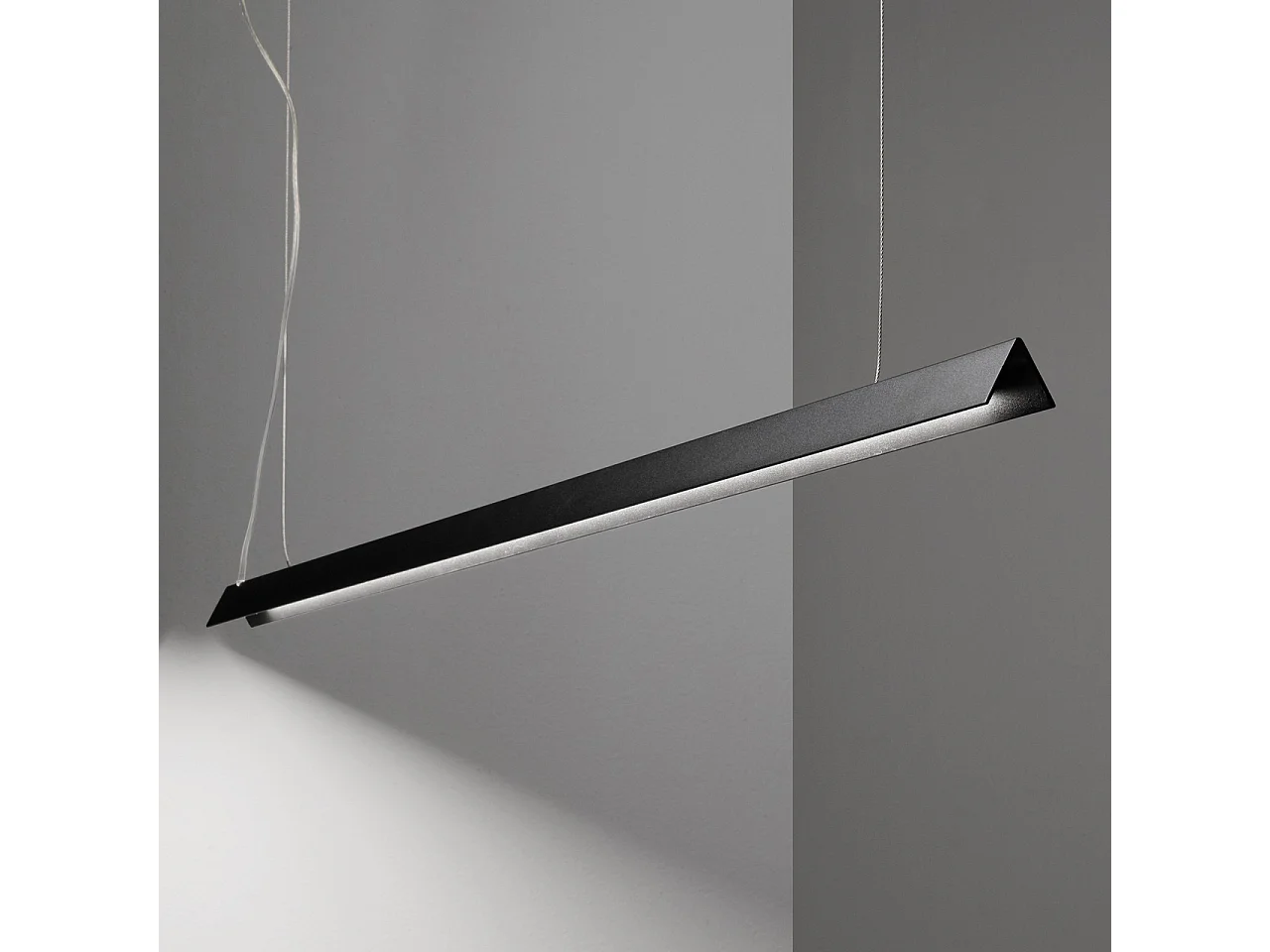 Lineaire LED-hanglamp van metaal met zwarte afwerking en opalen siliconen diffuser