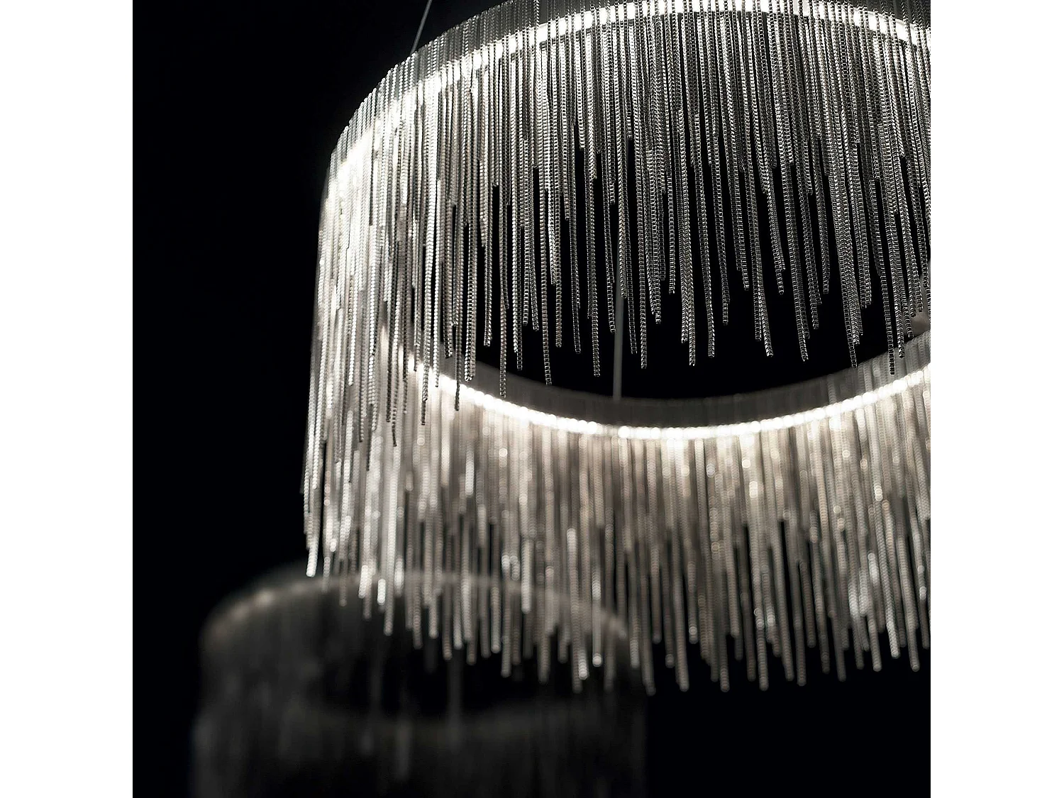 Ronde kroonluchter van verchroomd metaal met metalen kettingen en LED-licht