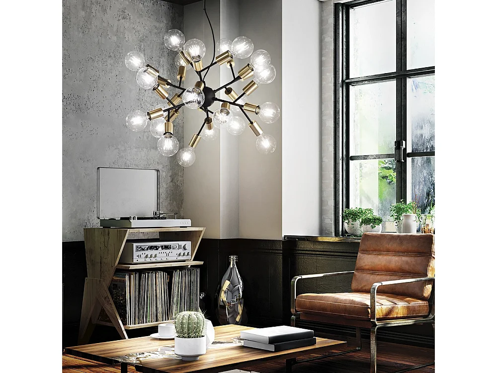 Matzwart gelakte metalen kroonluchter met vergulde fittingen