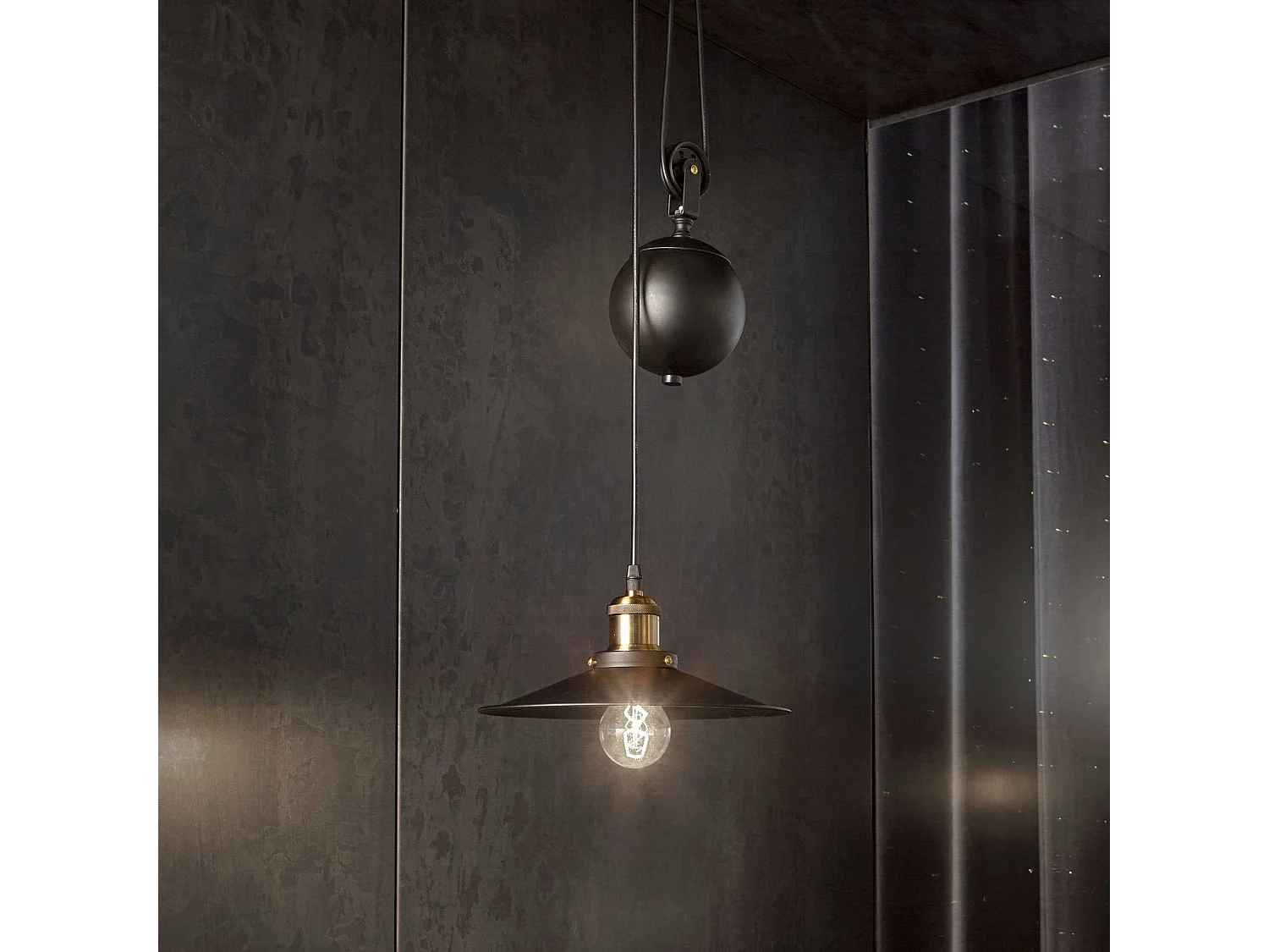 Op en neergaande kroonluchter van matzwart metaal