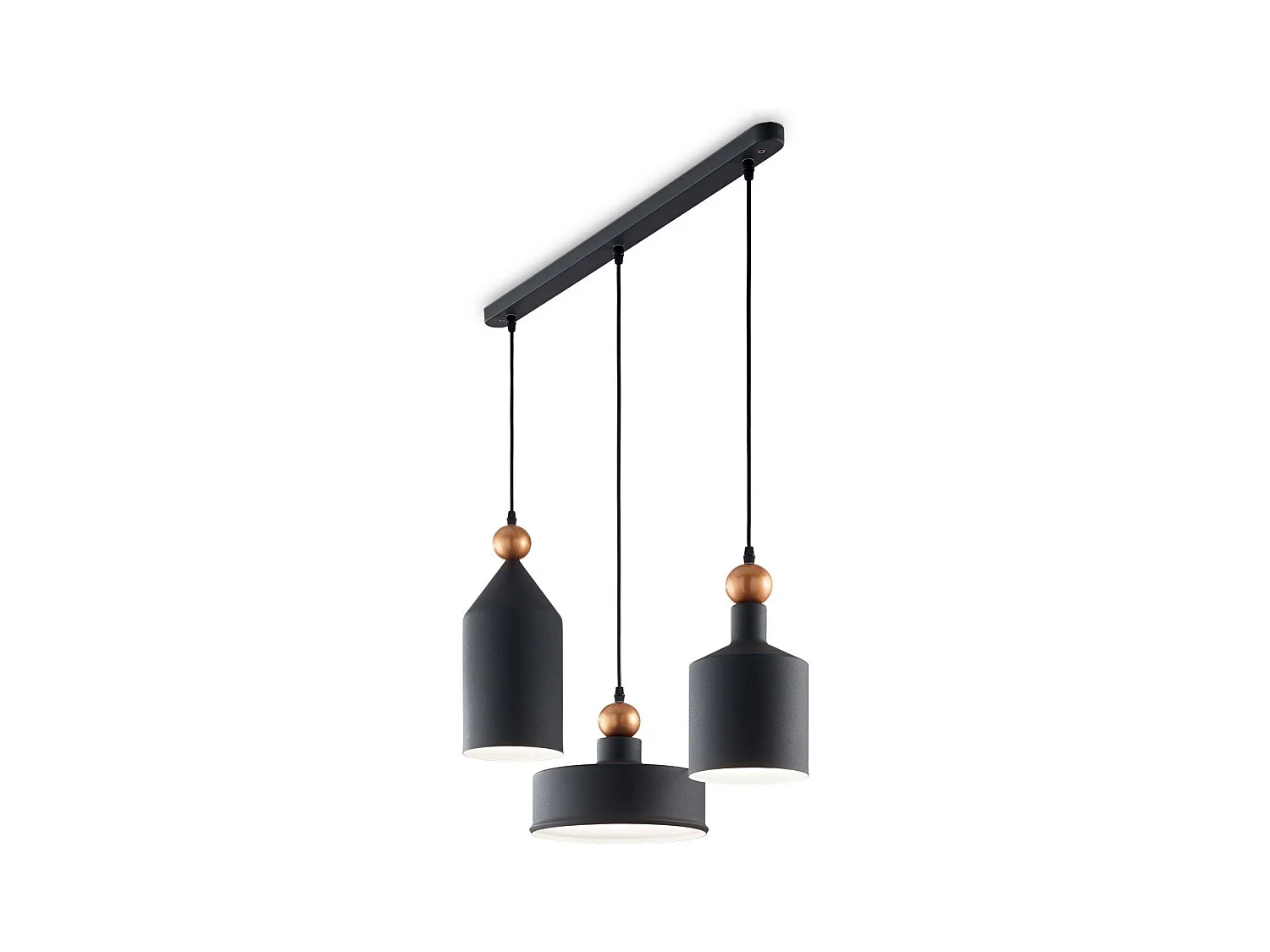 Lineaire ophanging in zwart metaal en wit interieur