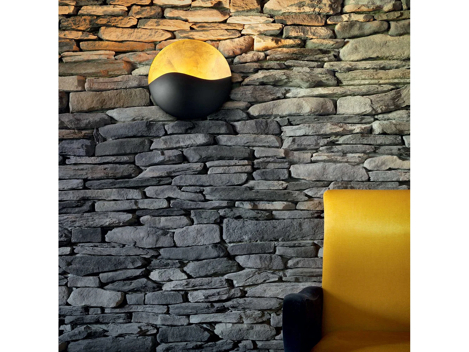 Applique ronde en métal noir et feuille d'or