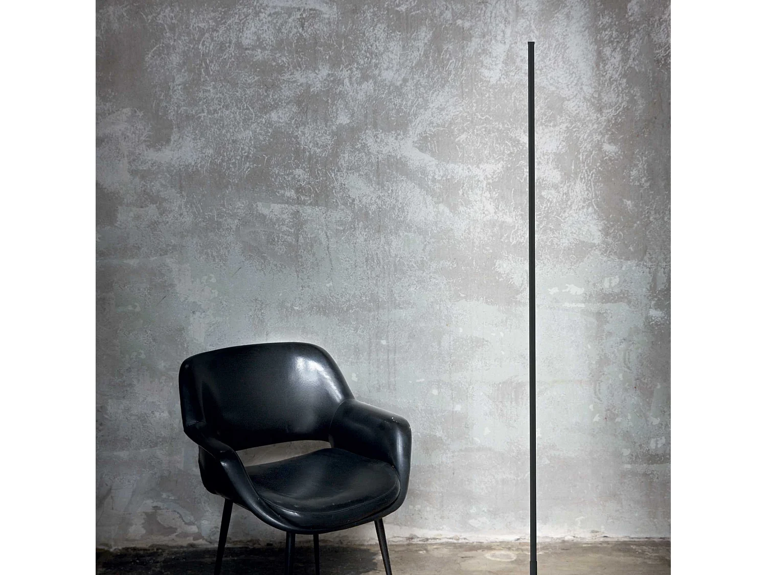 Lampadaire en métal noir avec diffuseur LED en polycarbonate