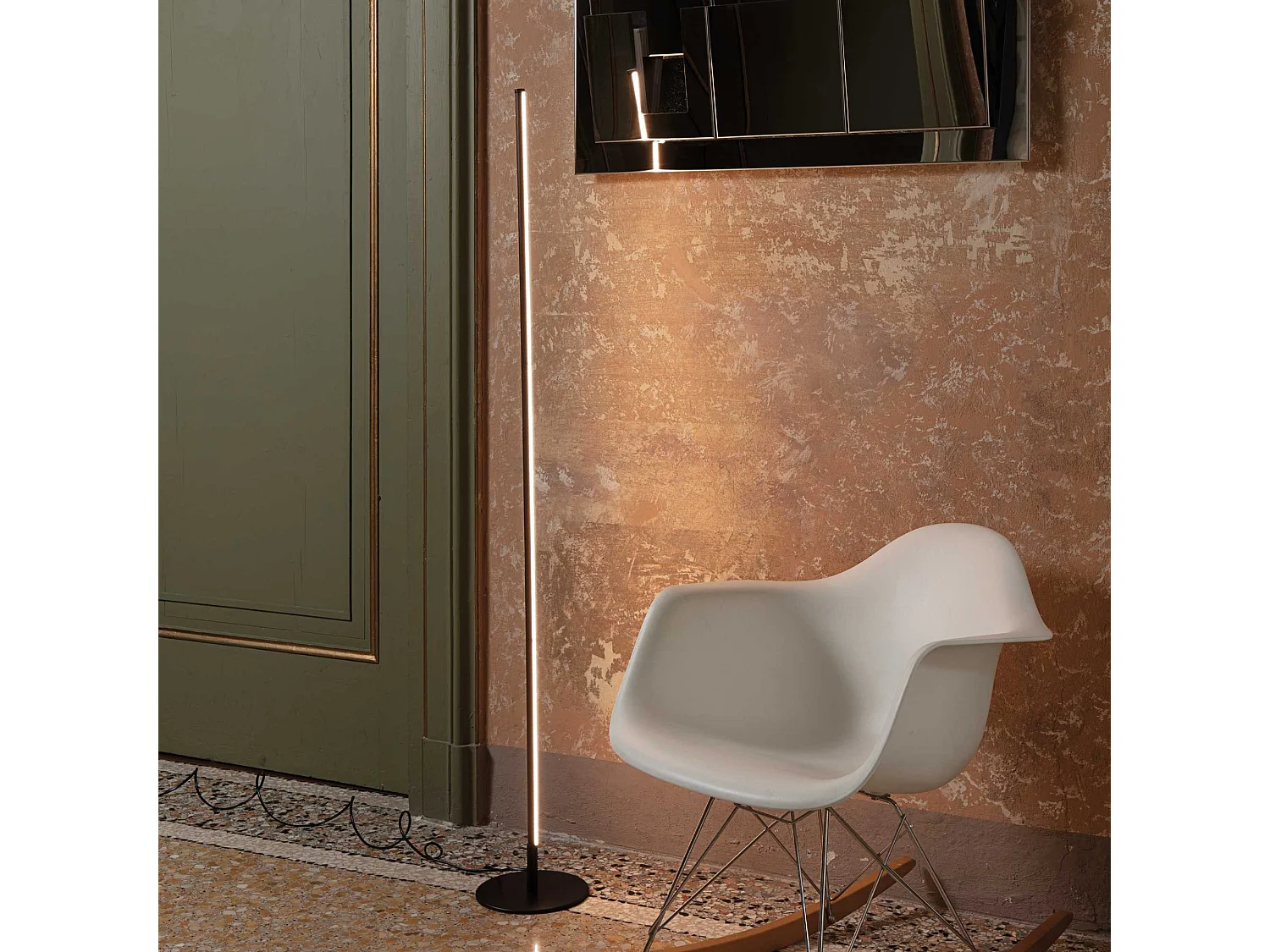 Lampadaire en métal noir avec diffuseur LED en polycarbonate