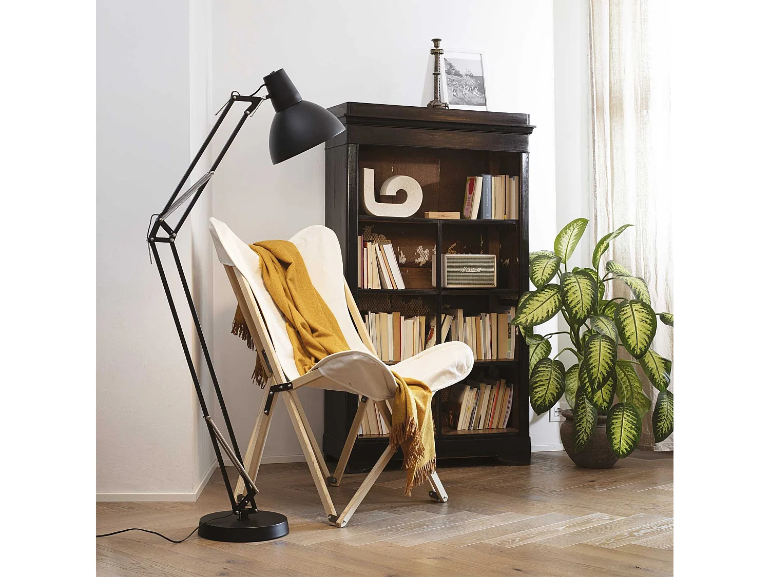 Lampadaire en métal noir à structure articulée