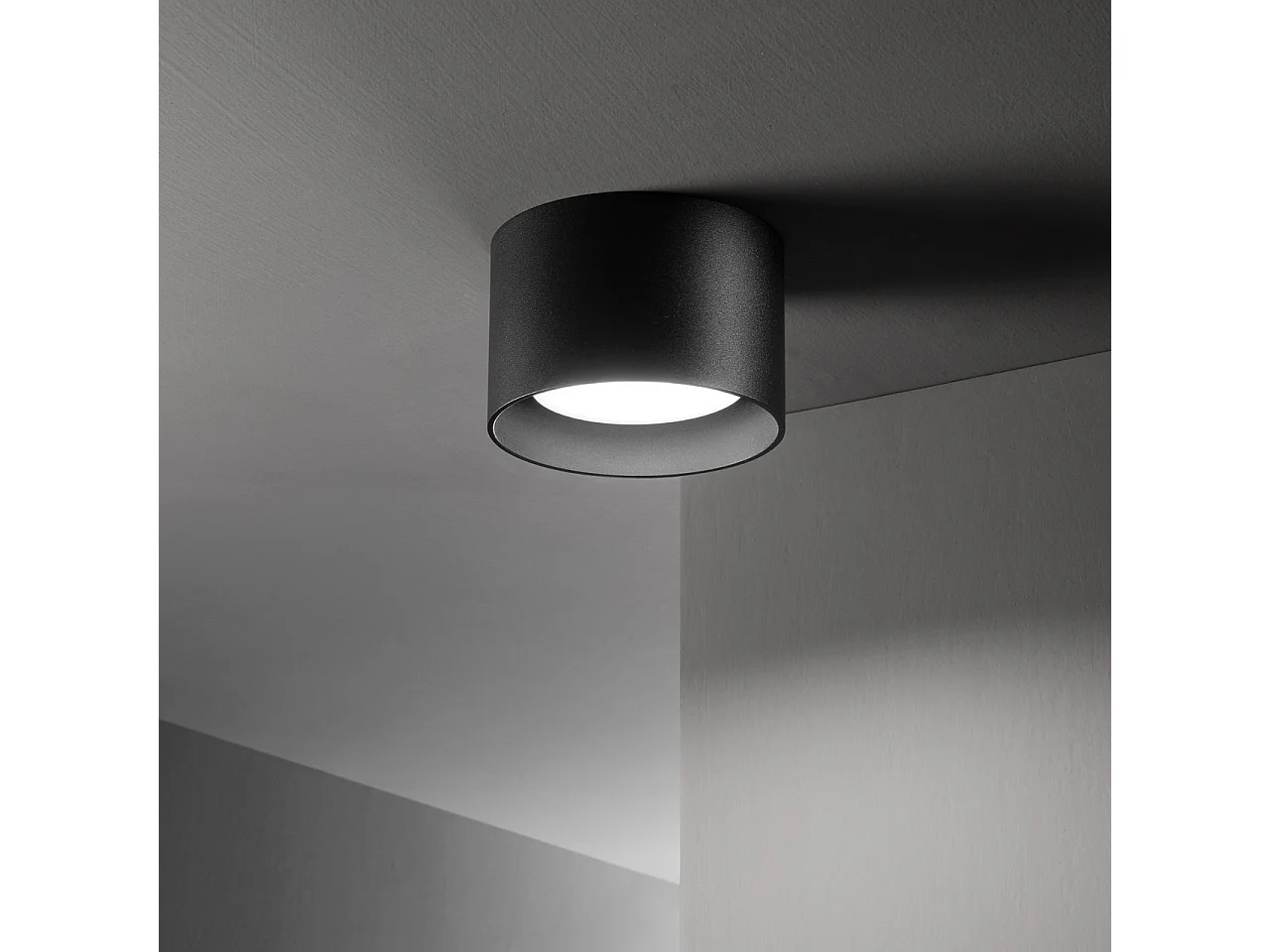 Ronde plafondlamp in aluminium met zwarte afwerking