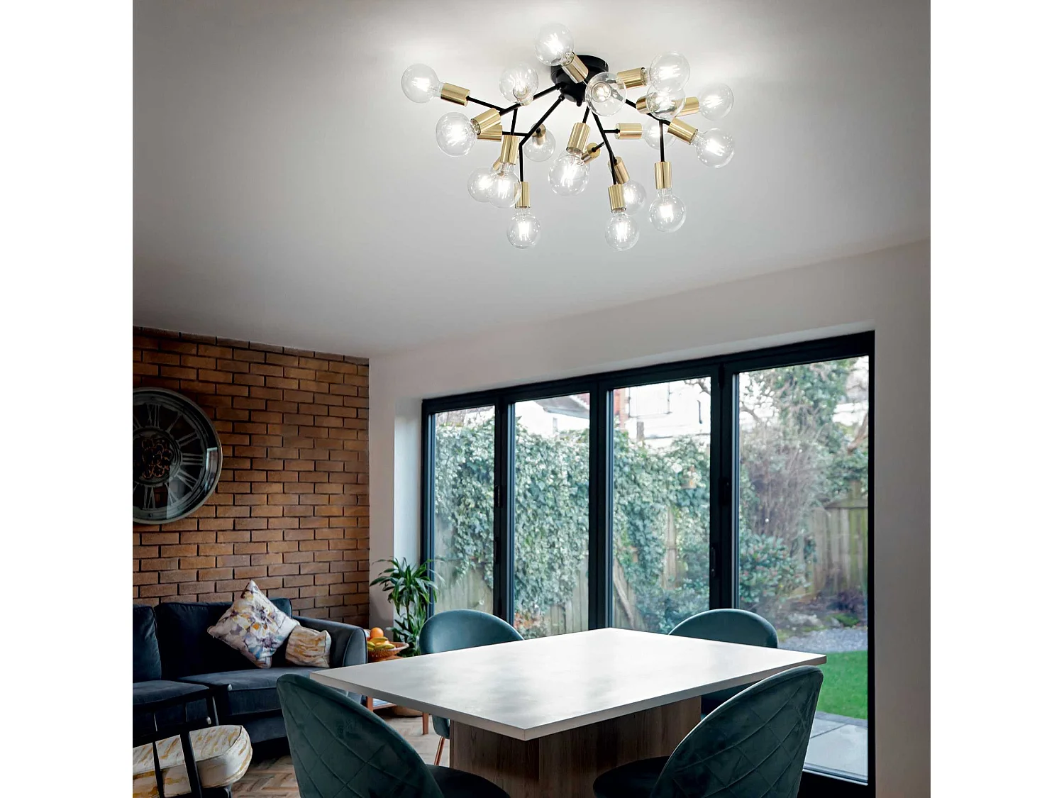 Matzwart gelakte metalen plafondlamp met vergulde fittingen