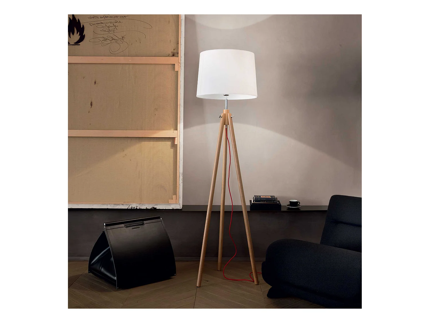 Lampadaire trépied en bois et abat-jour en tissu