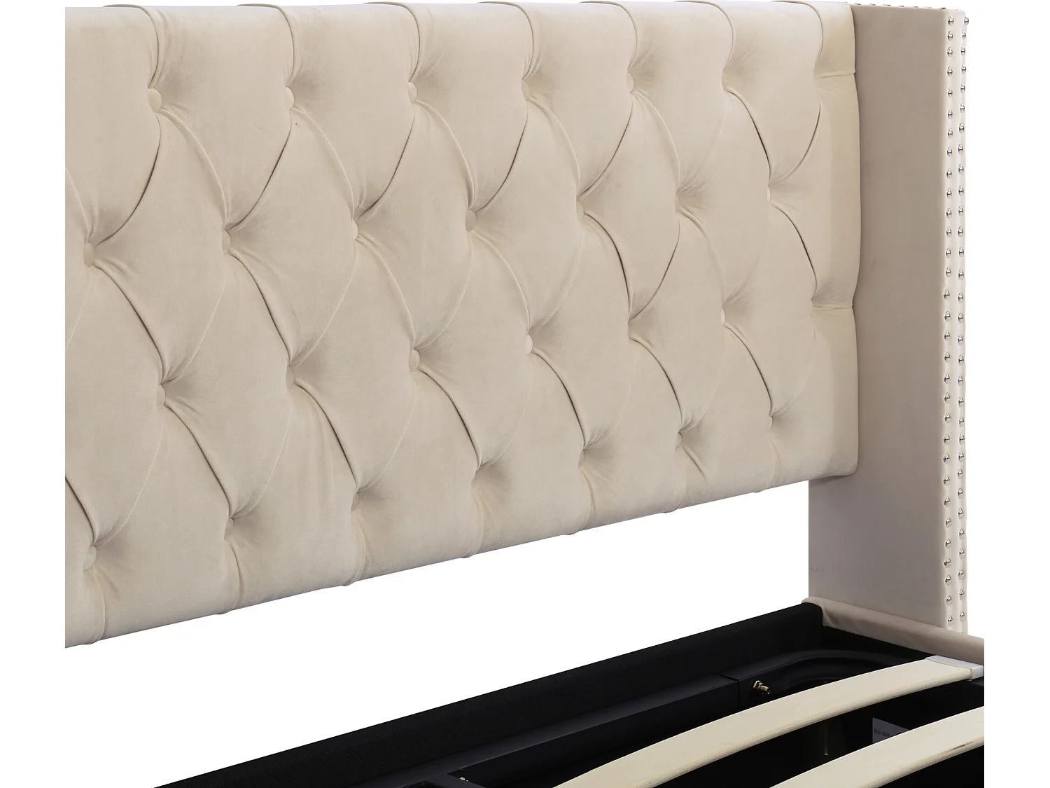 Lit coffre 140 x 200 cm, lit double rembourré en velours, décor avec rivets et boutons,  sommier à lattes, style chesterfield, beige