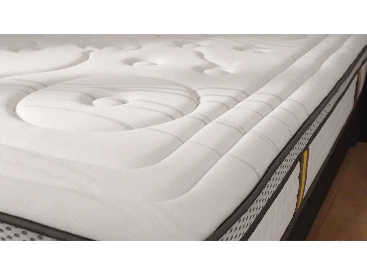 Ensemble matelas ressorts ensachés et sommier en bois