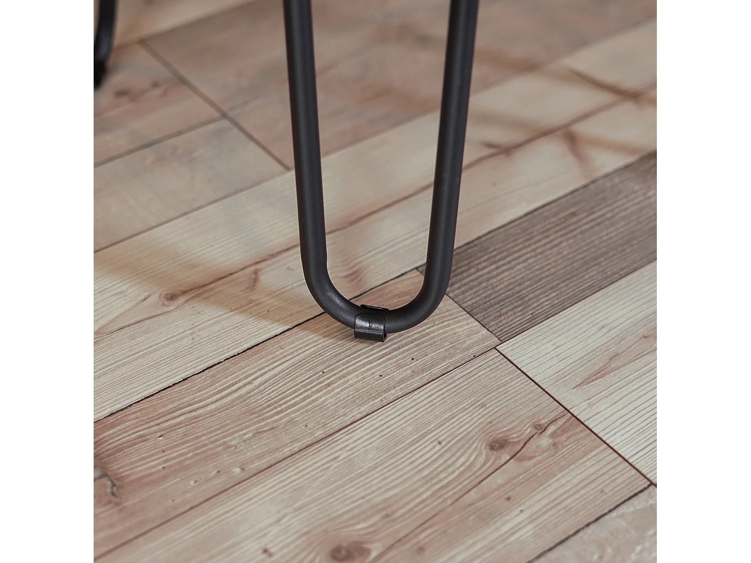 Lot de 2 Tabouret de Bar style graphique et industriel en bois Marron pied noir hauteur assise 73 cm - L 30 x P 30 x H 73cm