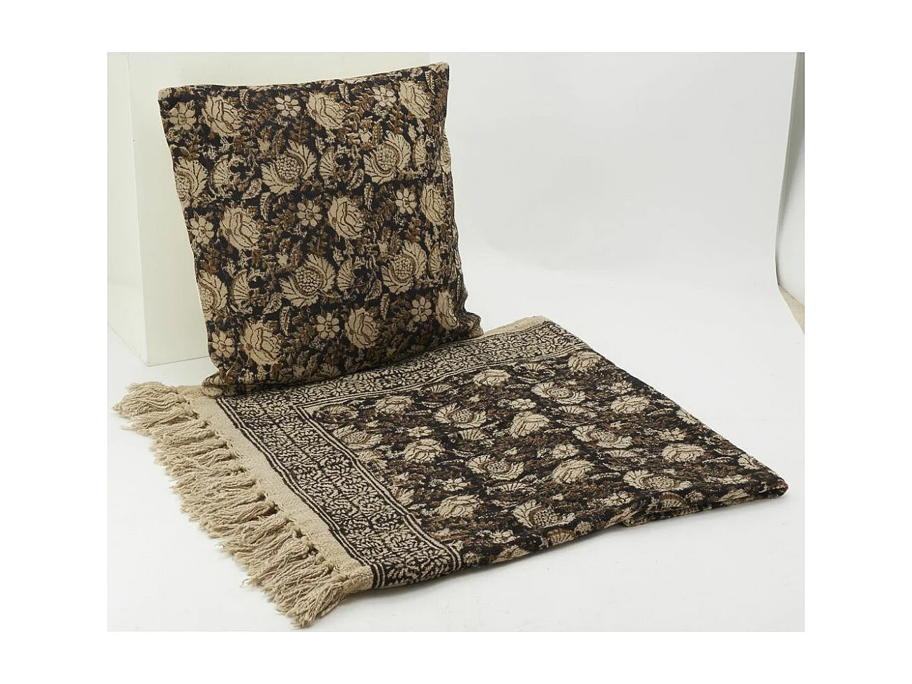 Coussin à fleurs marron