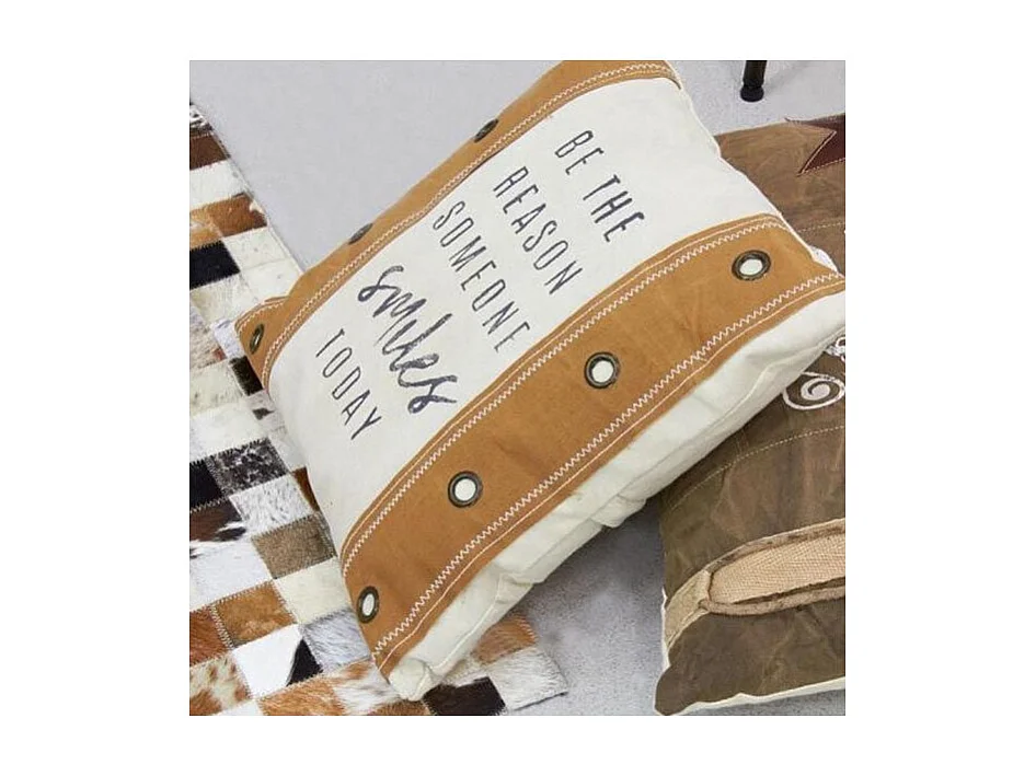 Coussin en coton beige à rivets