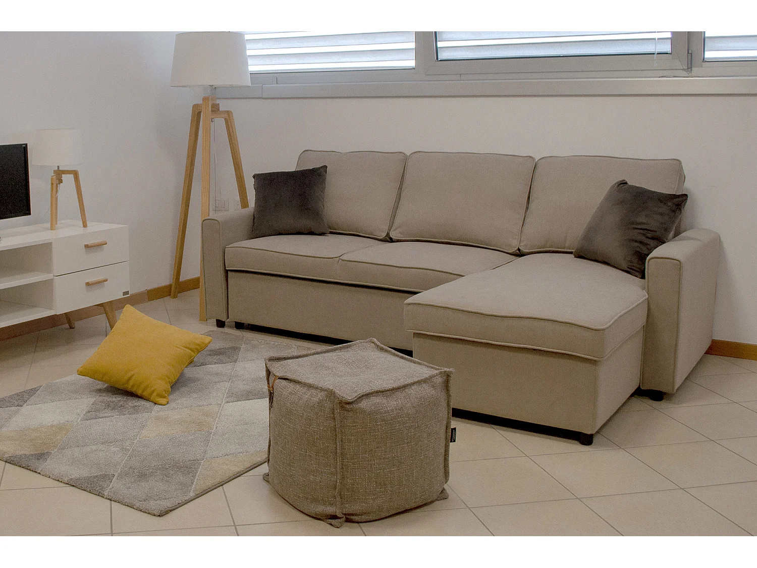 Divano letto angolare con contenitore, divano con chaise longue tortora mod. Kennedy