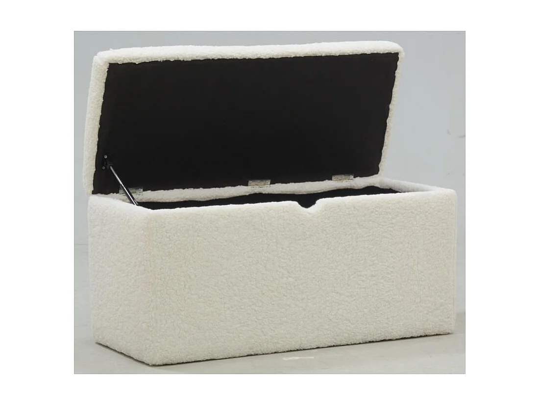 Coffre en bois et bouclettes blanc