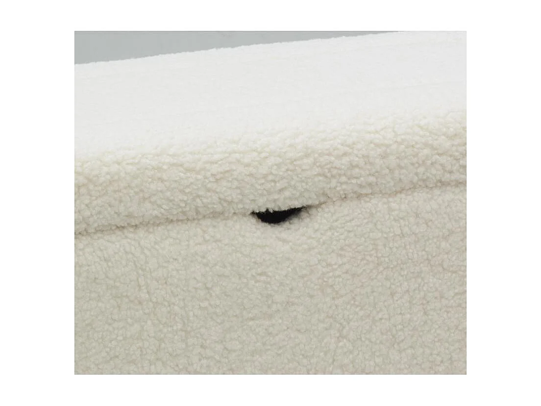 Coffre en bois et bouclettes blanc