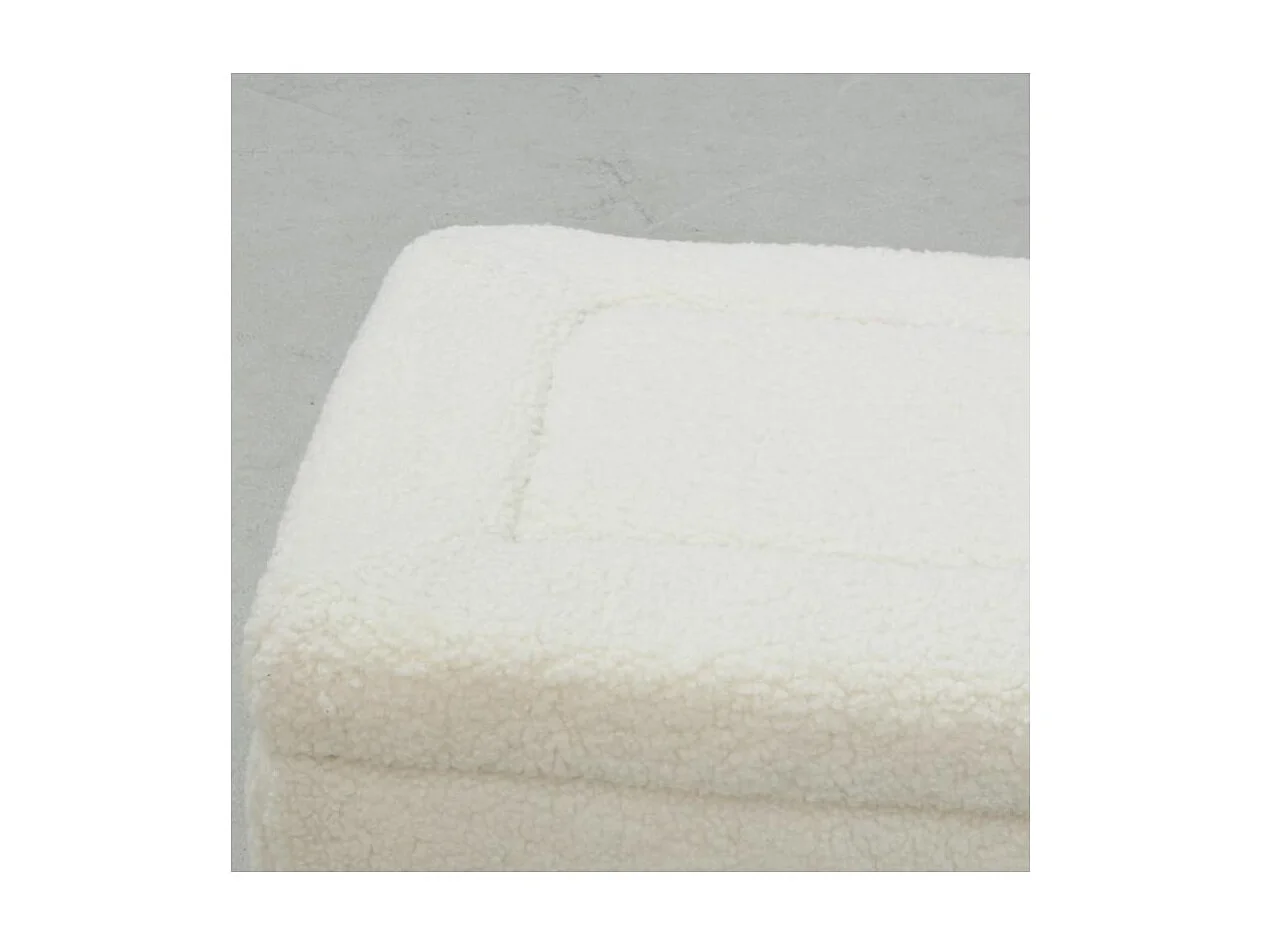 Coffre en bois et bouclettes blanc