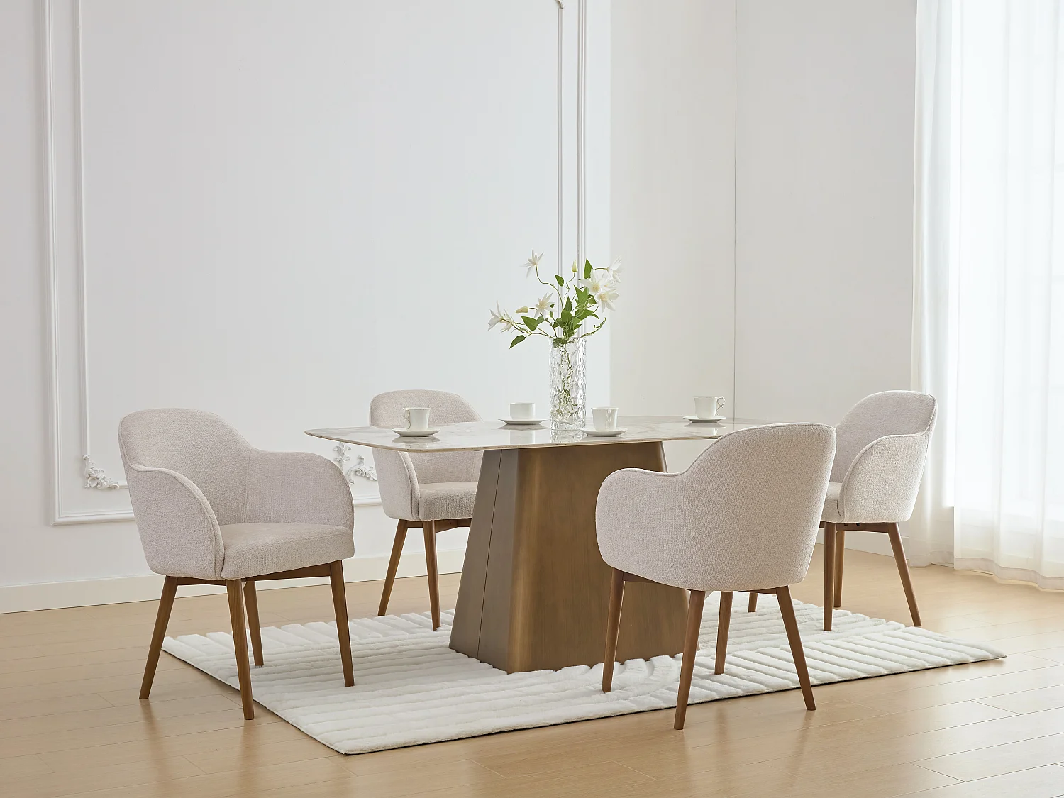 Chaise avec accoudoirs en tissu texturé et bois d'hévéa - Crème - MODINIA