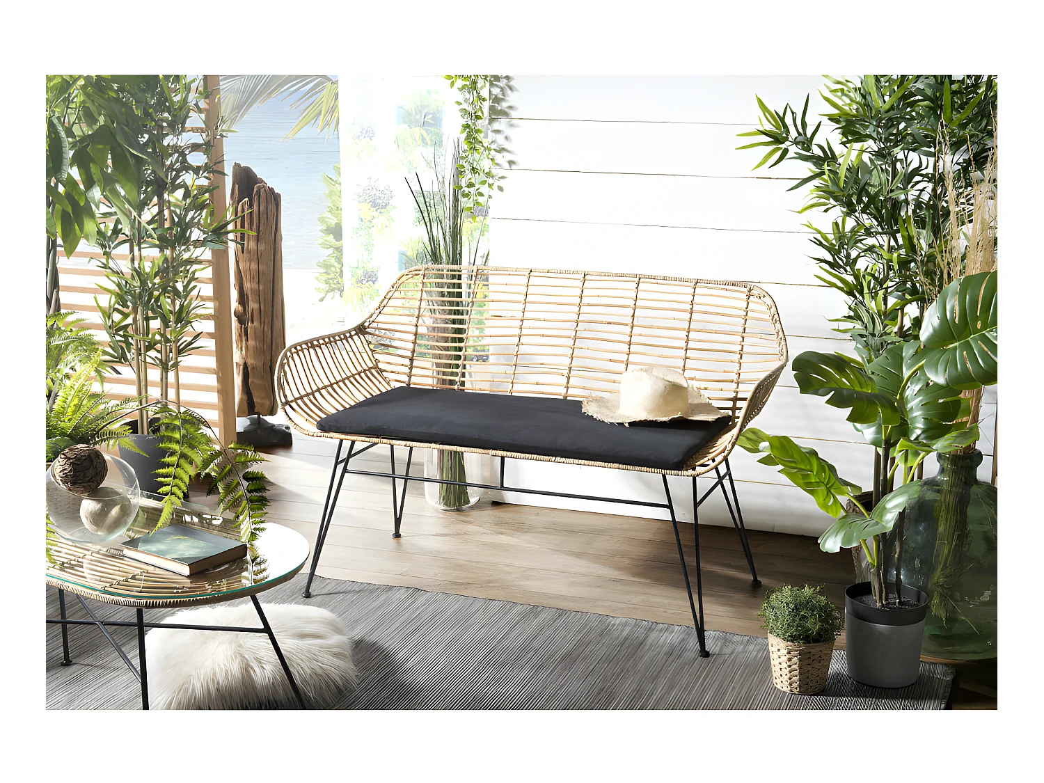 CHLOE - Canapé 2 places rotin naturel LONG ISLAND coussin noir pieds métal
