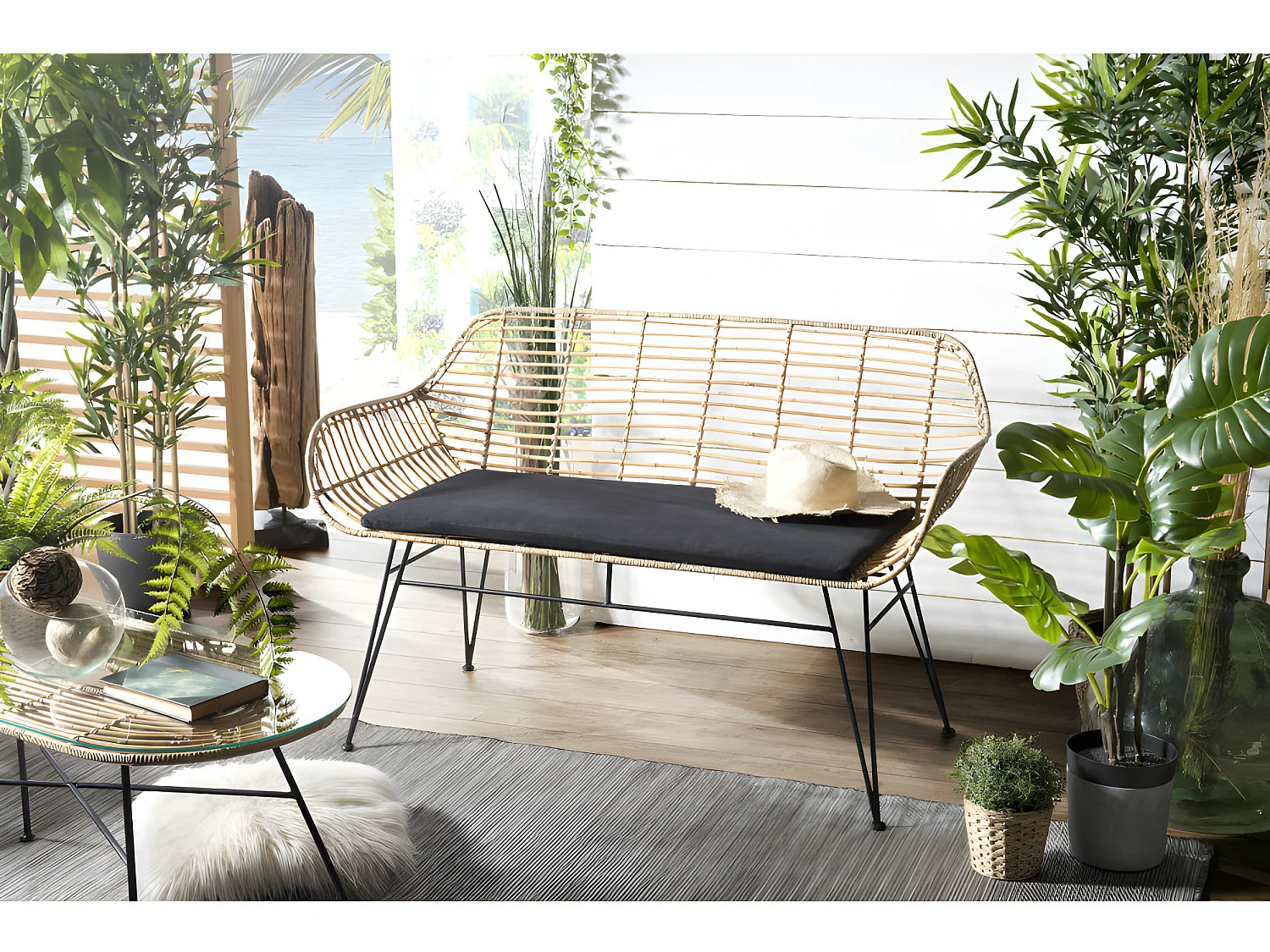 CHLOE - Canapé 2 places rotin naturel LONG ISLAND coussin noir pieds métal