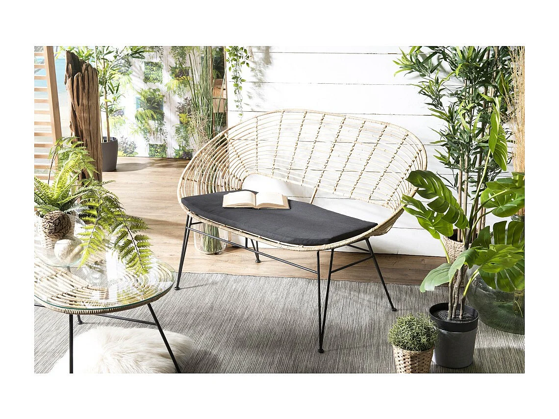 CAMILLE - Canapé 2 places rotin naturel NEWPORT coussin noir pieds métal