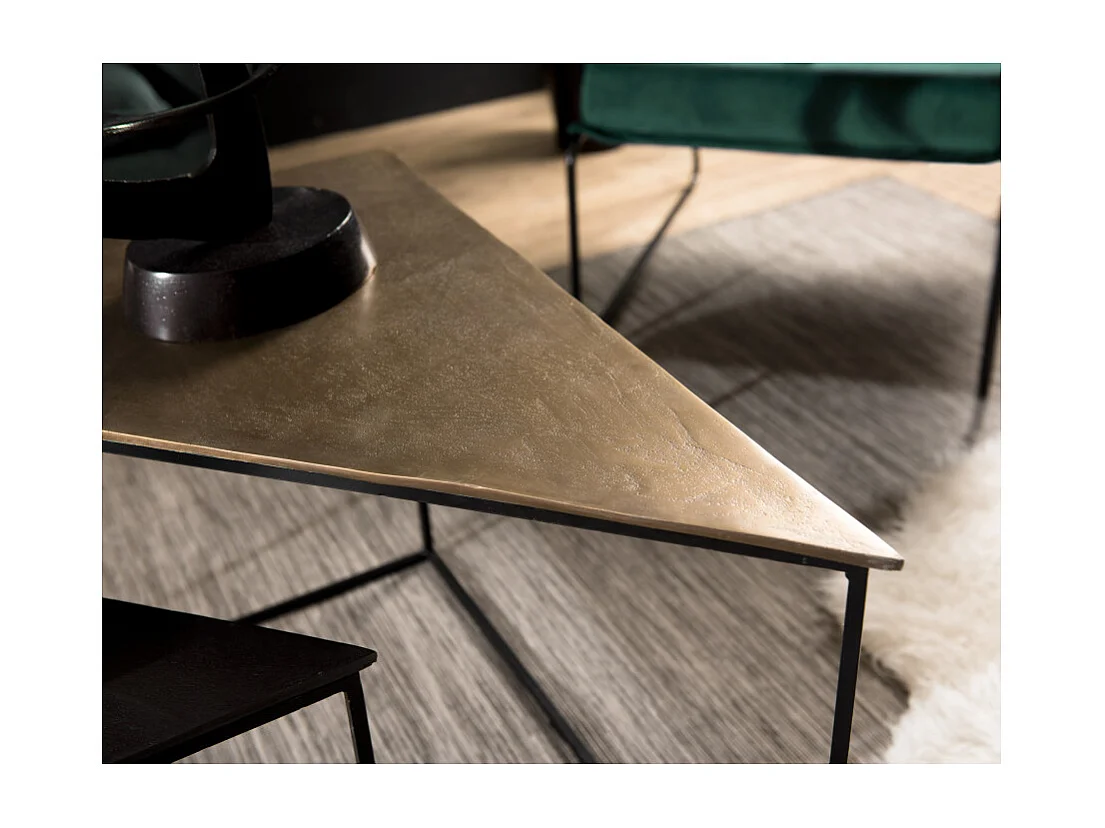 JOHAN - Set de 2 tables gigognes triangles aluminium doré et noir - pieds métal noirs