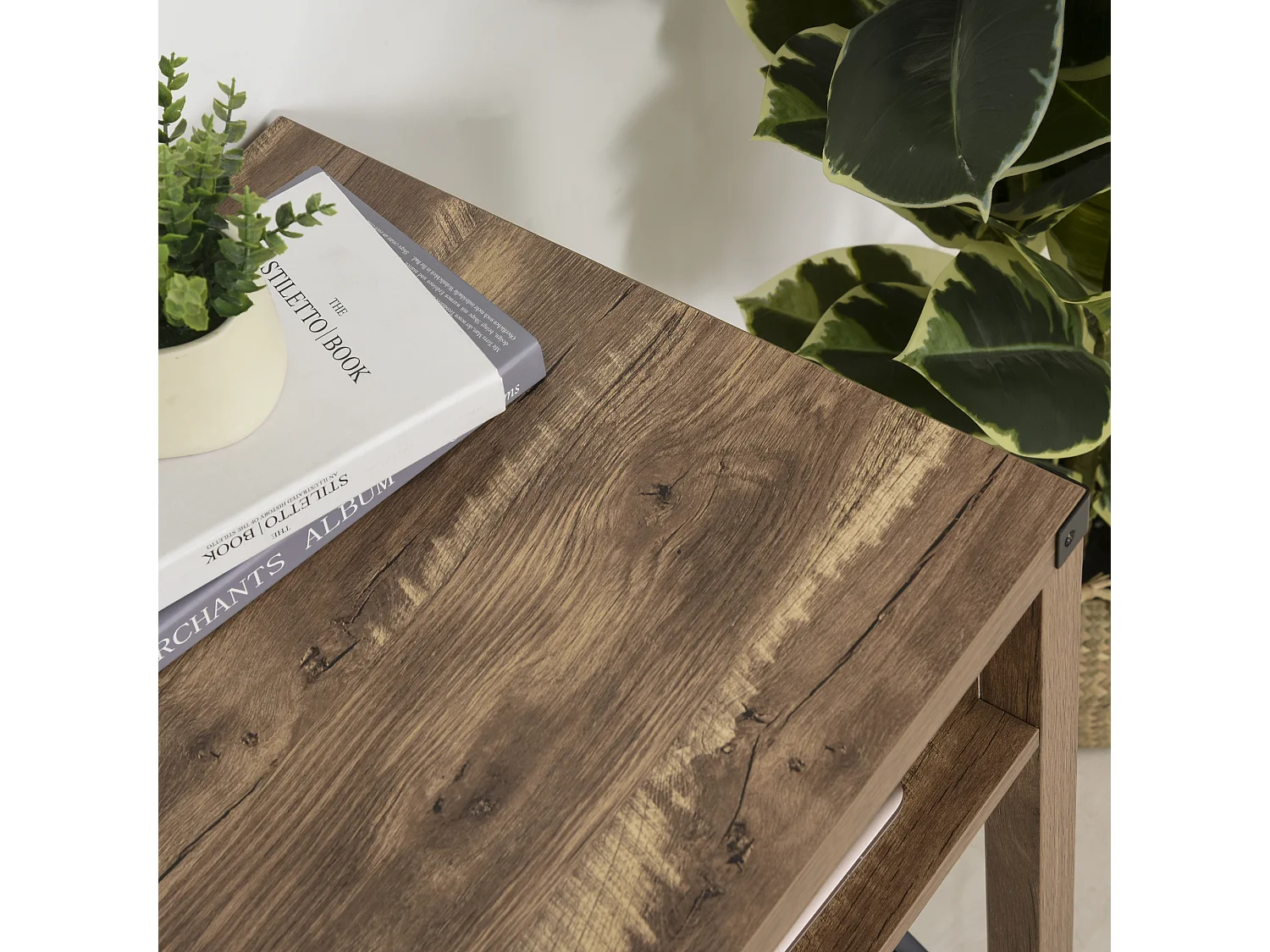 Bureau design industriel grand plateau 2 niches métal noir panneaux particules imitation bois veinage marron