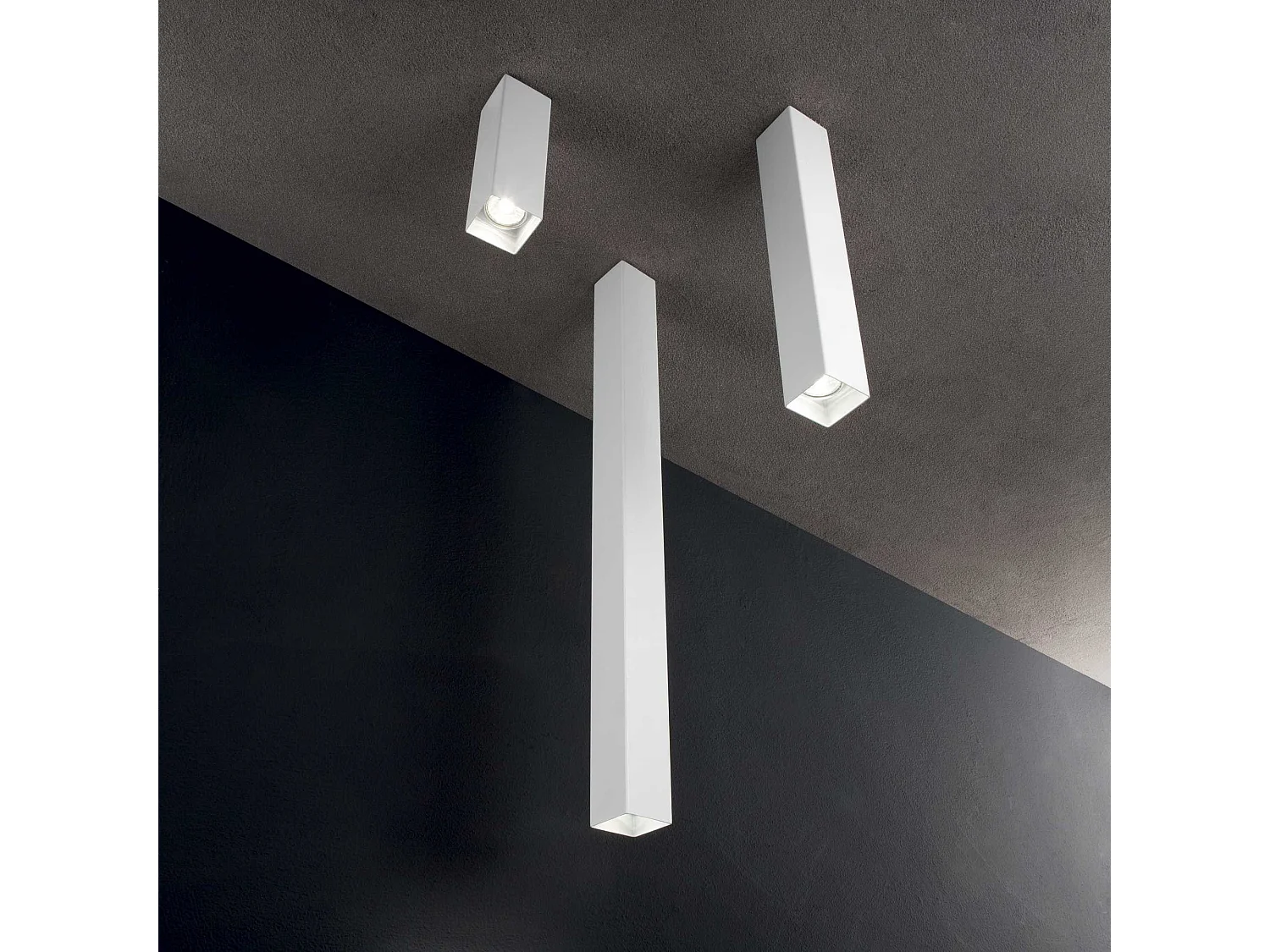 Metalen plafondlamp/spot met witte afwerking