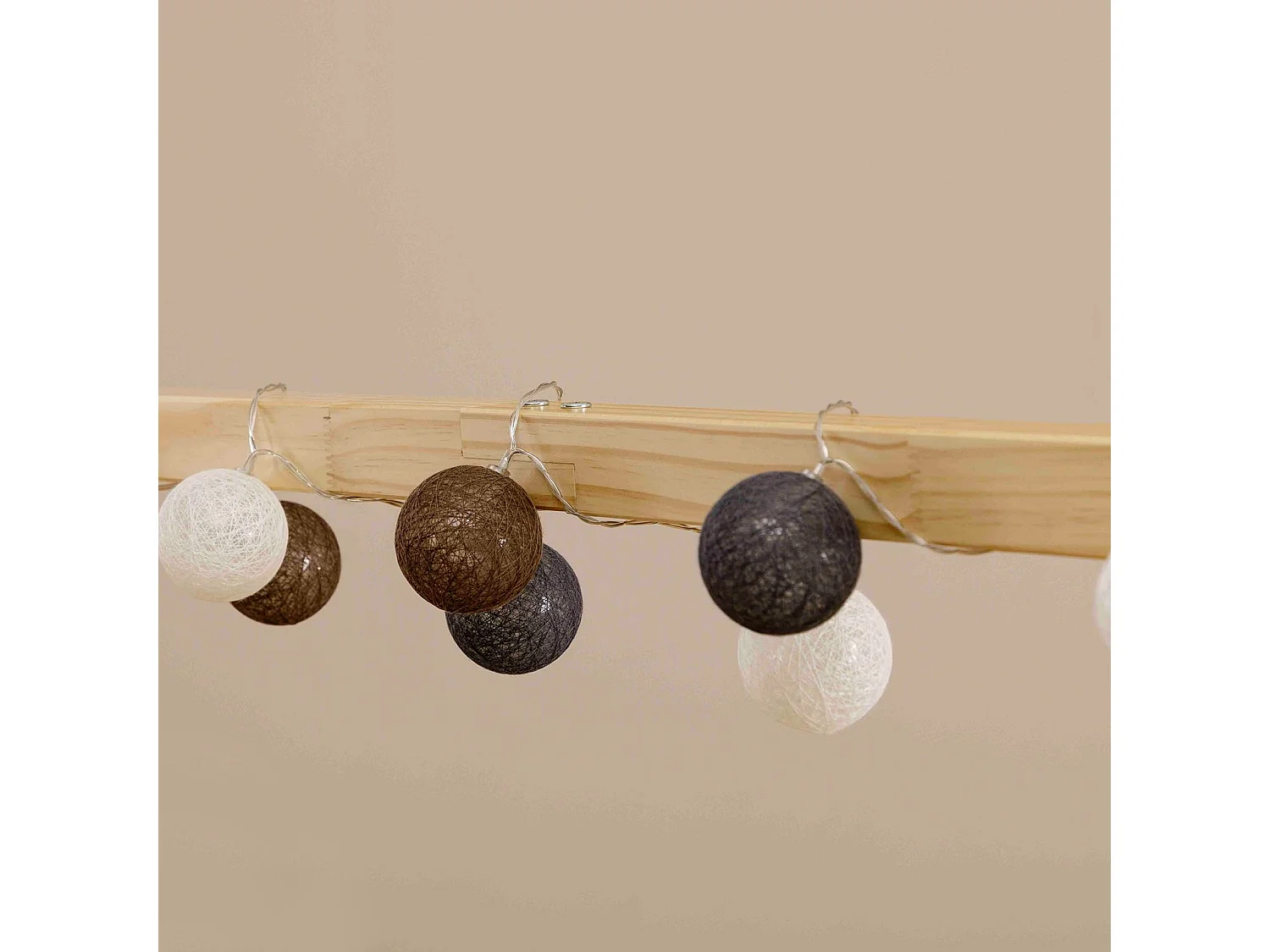 Guirlande LED AMICI à boules grises, guirlande lumineuse d'intérieur avec 20 boules, coloris gris/blanc/brun