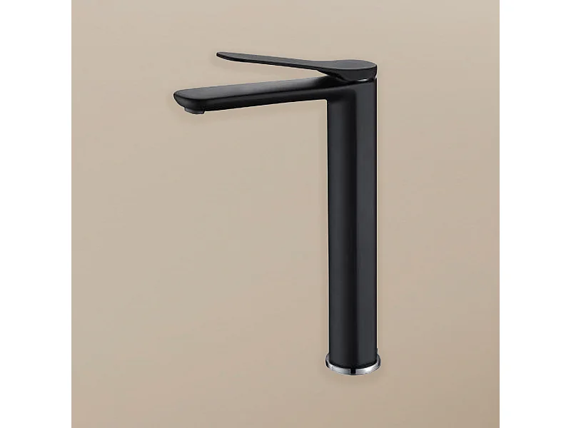 Grand robinet de salle de bain noir mat