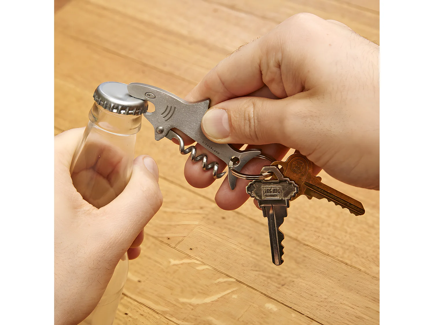 Porte-clés tire-bouchon Requin Argent  Kikkerland